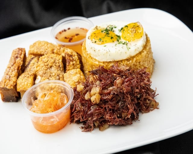 CORNED BEEF SILOG.